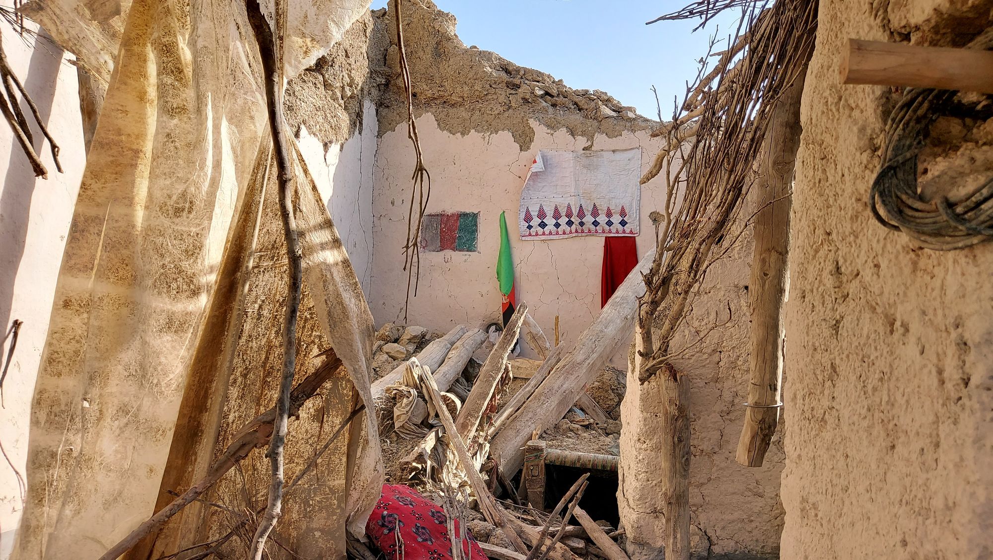 After Quake, Afghans Afraid to go Inside