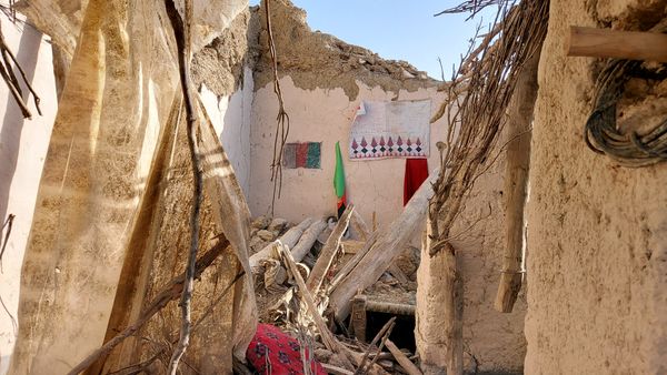 After Quake, Afghans Afraid to go Inside